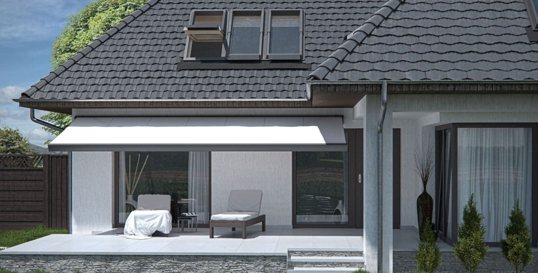 Terrassmarkis som skuggar en modernt möblerad terrass