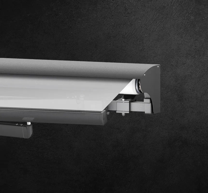 Antracit grå FSM71319 färgad terrassmarkis med volang och skyddshuv och ljus markisväv. Premium Markis, modell Jamaica. premium-markis.se