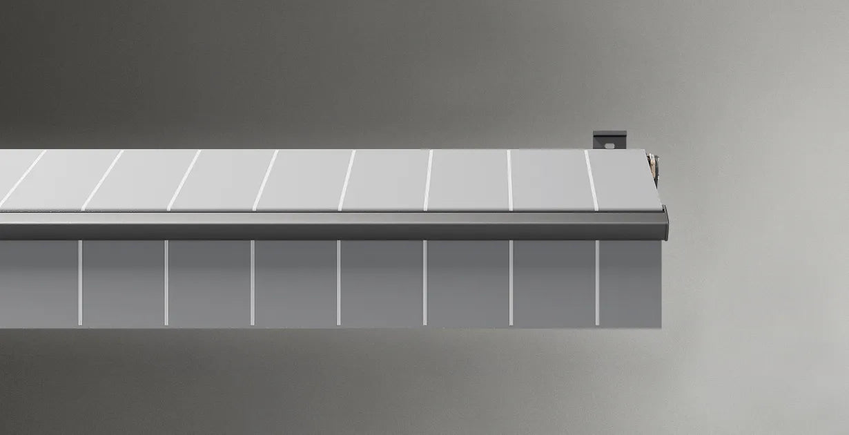 Antracit grå FSM71319 färgad terrassmarkis med volang och skyddshuv och ljus markisväv och volang. Premium Markis, modell Jamaica. premium-markis.se