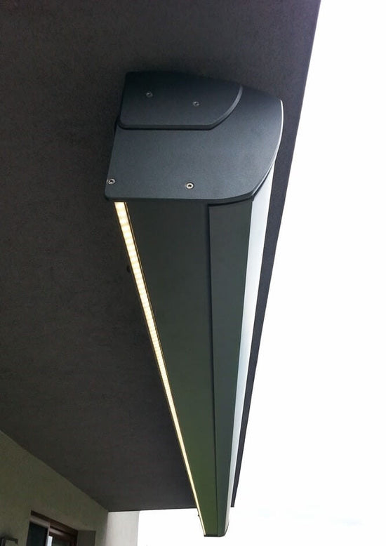 Antracit grå helkassettsmarkis monterad under balkong, infälld LED-belysning.. Terrassmarkisen Corsica är modernt designad markis med möjligheten att installera LED-belysning. 
